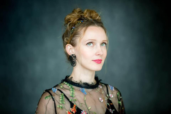 Актриса Алиса Сапегина: «На съёмках «Института благородных девиц» даже лошадь упала в обморок» Актриса Алиса Сапегина: «На съёмках «Института благородных девиц» даже лошадь упала в обморок»
