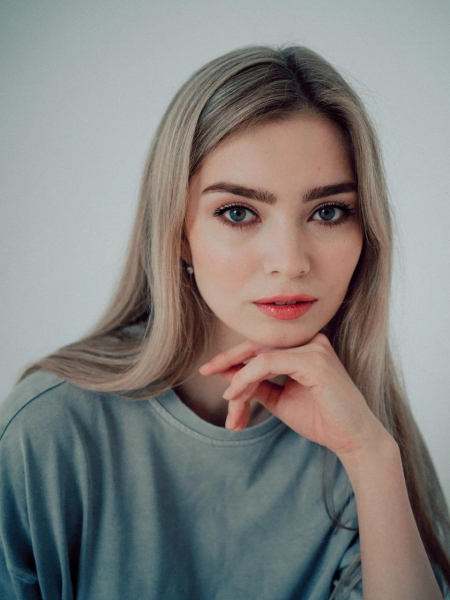 Актриса Алина Колесникова: «На курсе Бориса Клюева были одни суперкрасавицы» Актриса Алина Колесникова: «На курсе Бориса Клюева были одни суперкрасавицы»