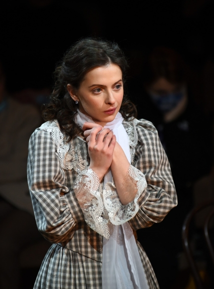 Актриса Елена Маркелова: «В «Ревизоре» актуальная тема – всепоглощающий страх перед высоким лицом» Актриса Елена Маркелова: «В «Ревизоре» актуальная тема – всепоглощающий страх перед высоким лицом»