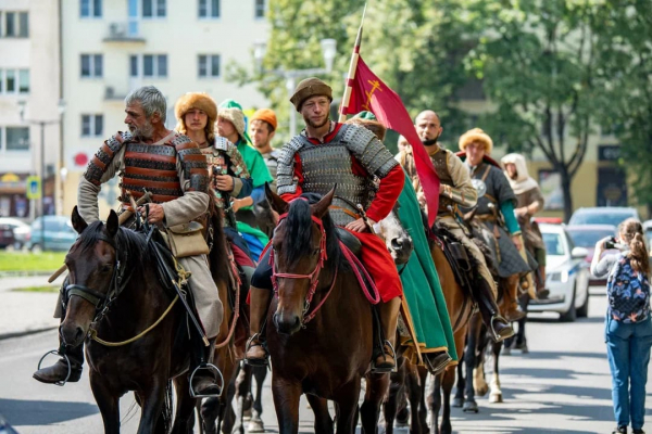 Конная дружина Александра Невского «Александрова дорога» прибыла в Великий Новгород Конная дружина Александра Невского «Александрова дорога» прибыла в Великий Новгород