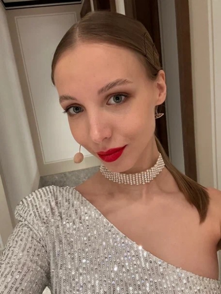 Актриса Алёна Киселёва: Нам, зумерам, близка тема одиночества в толпе Актриса Алёна Киселёва: Нам, зумерам, близка тема одиночества в толпе