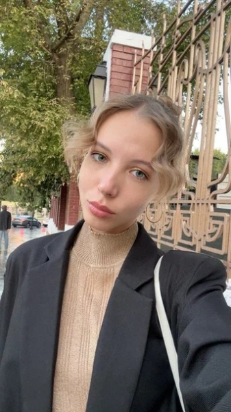 Актриса Алёна Киселёва: Нам, зумерам, близка тема одиночества в толпе Актриса Алёна Киселёва: Нам, зумерам, близка тема одиночества в толпе